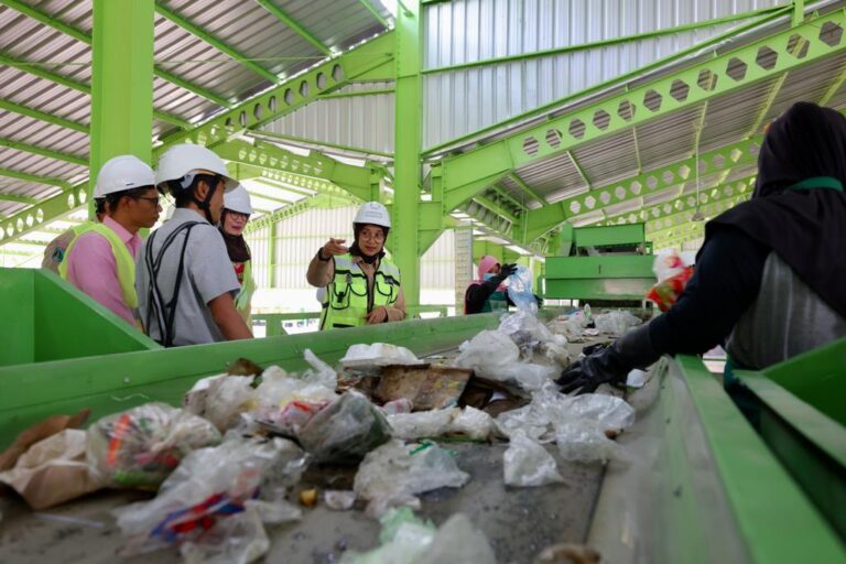 Tempat pengolahan sampah terpadu di Desa Balak, Kecamatan Songgon, Banyuwangi siap beroperasi.