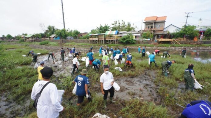 Aksi pembersihan sampah secara massal di Banyuwangi. (foto/ist)