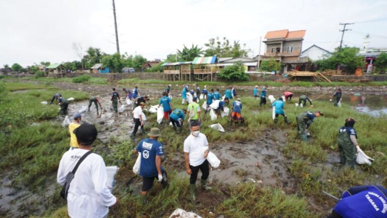 Aksi pembersihan sampah secara massal di Banyuwangi. (foto/ist)