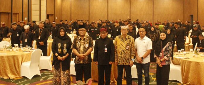 OJK Jember menggelar sosialiasi literasi keuangan kepada para kades di Banyuwangi, Kamis (10/8/2023). (foto/udi)
