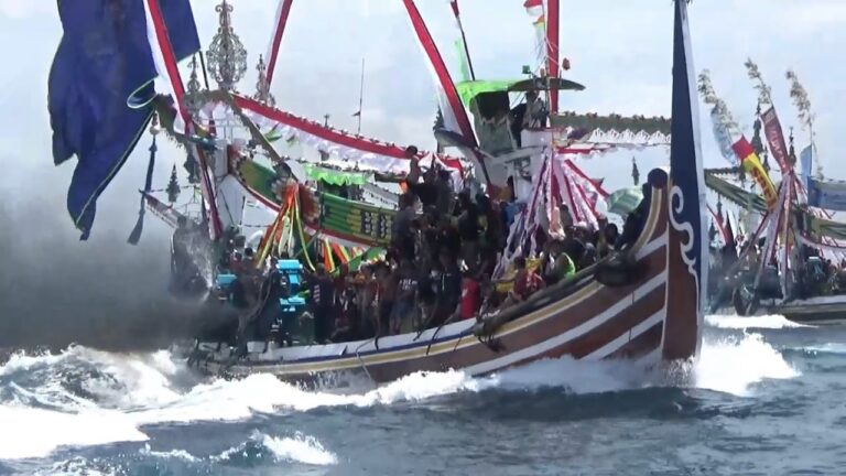 Nelayan di Muncar, Banyuwangi menggelar ritual petik laut di perairan Selat Bali, Rabu (2/8/2023). (foto/udi)