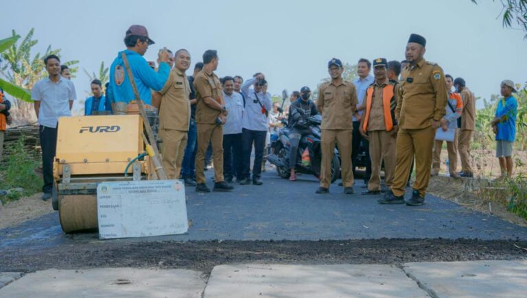 Aktifitas Perekonomian Warga Terganggu, Jalan Poros Desa Setro – Pengalangan Menganti Diperbaiki