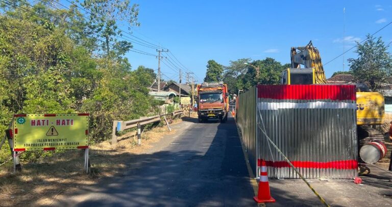Pembangunan jembatan di jalur pantura Banyuwangi. (foto/ist)
