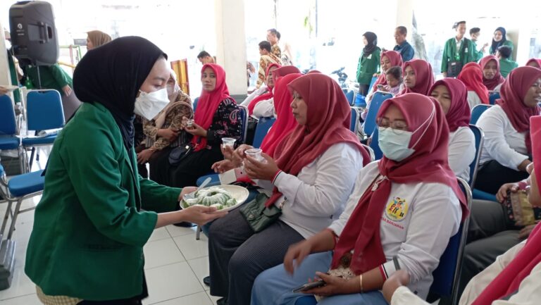 Olahan Puding Daun Kelor Mahasiswa KKN Unusa Bantu Cegah Stunting