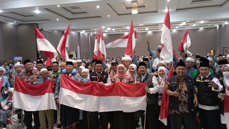 Gubernur Jatim Sambut Haji Kloter Terakhir, 24 Jemaah Masih Tertinggal