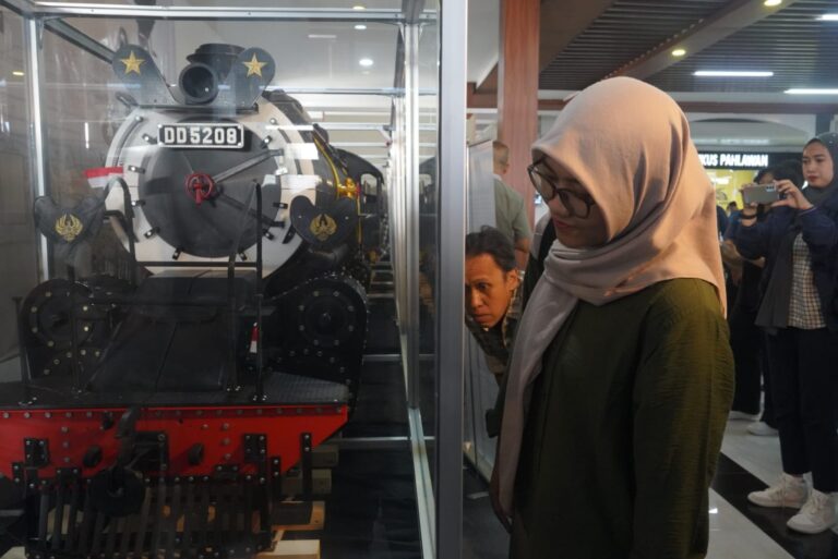 Miniatur Lokomotif Uap Terbesar, Dipamerkan di Stasiun Gubeng Surabaya