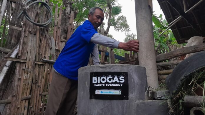 Warga di Banyuwangi menggunakan biogas dari kotoran ternak untuk bahan bakar memasak.