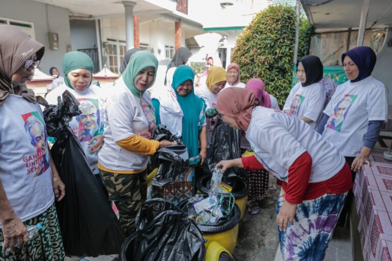 Jaga Kebersihan, Ganjar Creasi Ajak Warga Malang Bersih-bersih Lingkungan