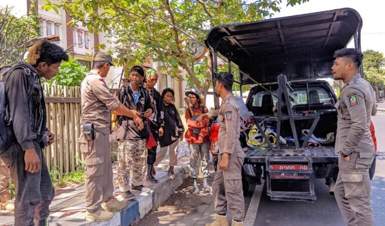 Pengamen digaruk Satpol PP Banyuwangi di lampu merah, Selasa (8/8/2023). (foto/ist).