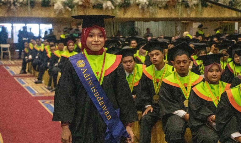 Kukuhkan 1.501 Wisudawan, Satu Lulusan Unesa Diterima di Taiwan