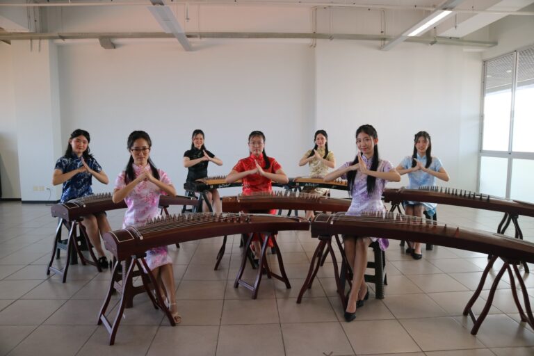 Mainkan Guzheng, Mahasiswa PCU Surabaya Juara 2 di Tiongkok