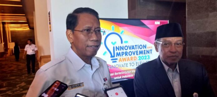 Dirut PT KAI Didiek Hartantyo bersama Komisaris Utama Said Aqil Siroj memberikan keterangan kepada wartawan di Banyuwangi, Selasa (15/8/2023). (foto/udi)