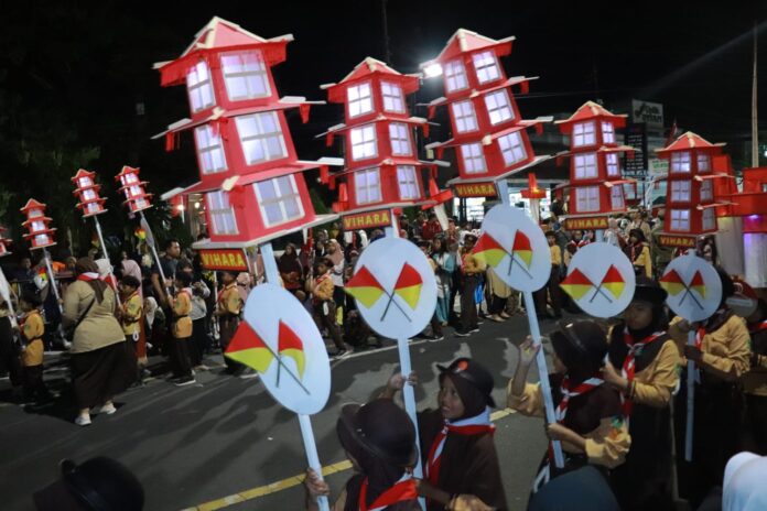 Kemeriahan pawai lampion serangkaian Hari Pramuka di Banyuwangi, Senin (14/8/2023) malam. (foto/ist)