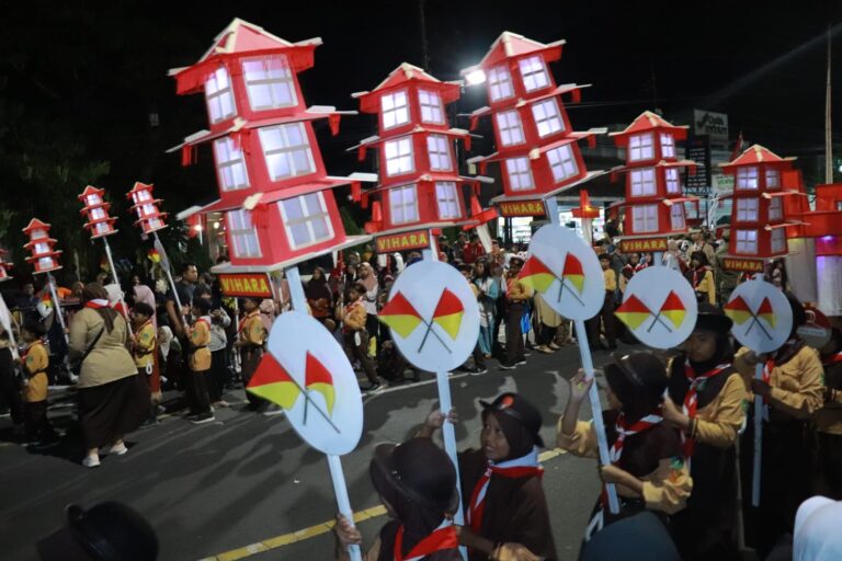 Kemeriahan pawai lampion serangkaian Hari Pramuka di Banyuwangi, Senin (14/8/2023) malam. (foto/ist)