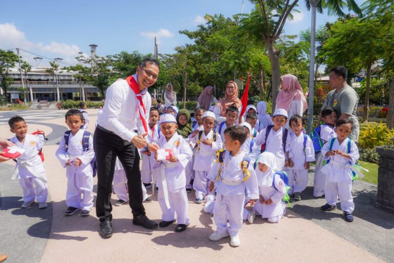 Sambut HUT RI ke – 78, Mercure Surabaya Grand Mirama Bagi-bagi Bendera Merah Putih