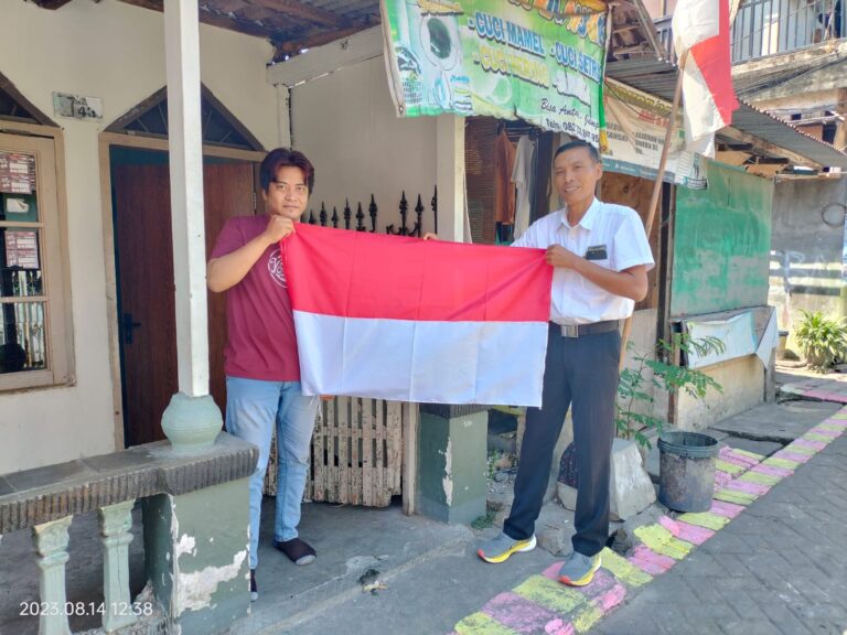 Giliran Java Paragon Hotel Bagi-bagi Puluhan Bendera Merah Putih ke Warga