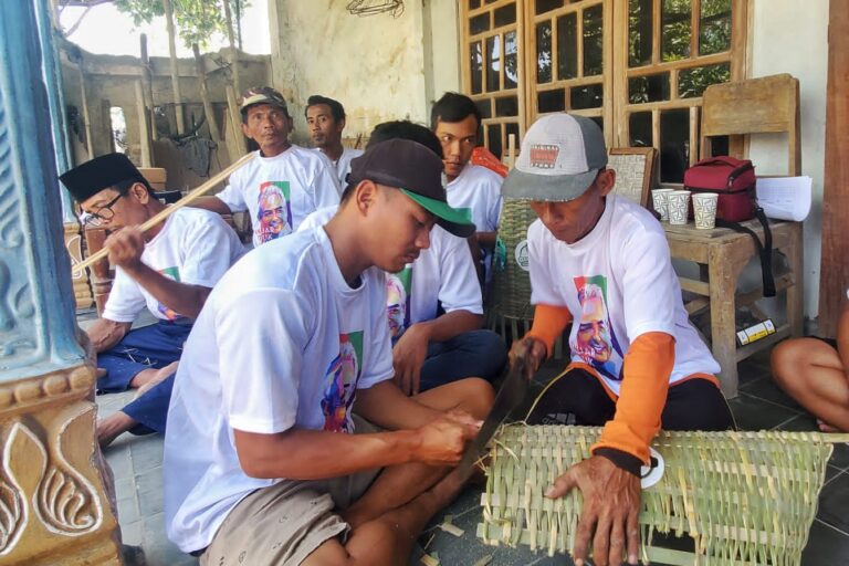Kyai Muda Ganjar Ajarkan Warga Buat Alat Dapur dan Kebersihan dari Bambu