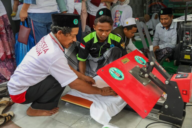 Nyablon Bareng Kyai Muda, Warga Kediri Senang Ada ‘Selfie bareng Ganjar’