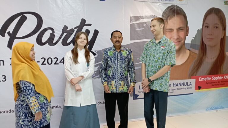 Dua Siswa Asing Belajar di Smamda Selama Satu Tahun