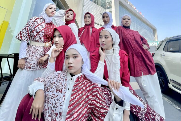 Karita Rancang Busana Muslim Khusus Bertema Merdeka