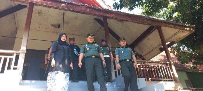 KSAD Jenderal TNI Dudung Abdurachman mengunjungi asrama Inggrisan Banyuwangi, Kamis (24/8/2023). (foto/udi)