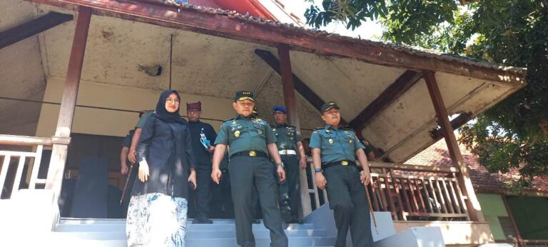 KSAD Jenderal TNI Dudung Abdurachman mengunjungi asrama Inggrisan Banyuwangi, Kamis (24/8/2023). (foto/udi)