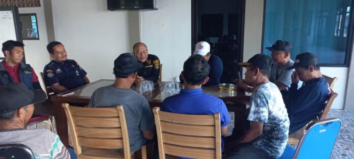 Warga sekitar pelabuhan perikanan swasta mendatangi Syahbandar Pelabuhan Perikanan Masami, Banyuwangi, Kamis (24/8/2023). (foto/udi)