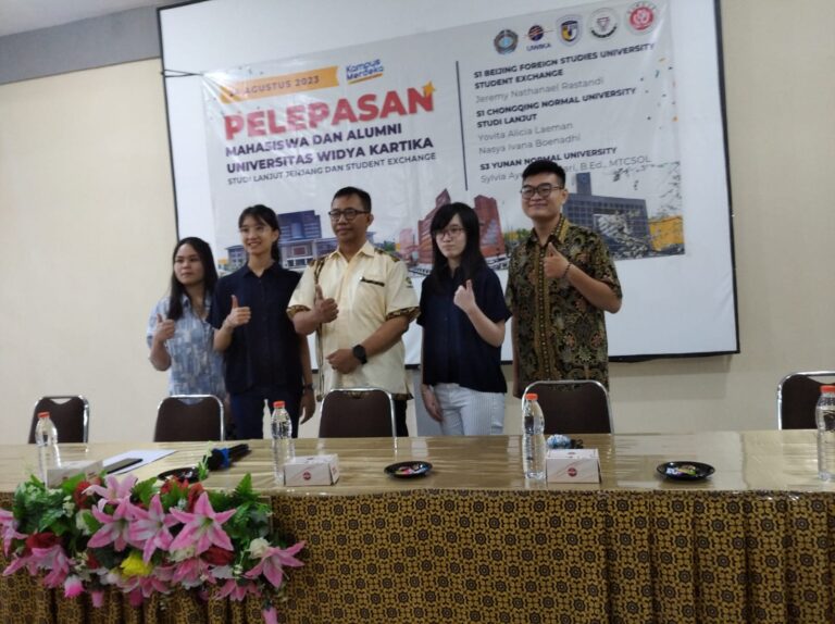 Rektor Uwika Lepas Empat Mahasiswa Ikut Prodi Lanjut dan Pertukaran Pelajar ke Universitas di China