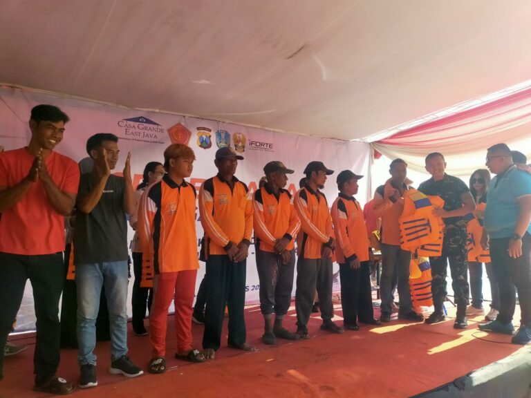 Peduli Nelayan Pariwisata, GM Hotel dan Garnisun Bantu Jaket Keselamatan