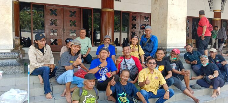 SMSI Kota Surabaya Sambangi Gerakan Resik-resik Masjid