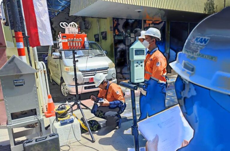 Petugas DLH Banyuwangi mengecek kualitas udara di kota Banyuwangi, Senin (28/8/2023).