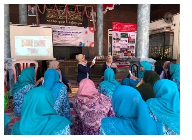 Mahasiswa KKN UMG Latih Pembuatan Hantaran di Sendangduwur Lamongan