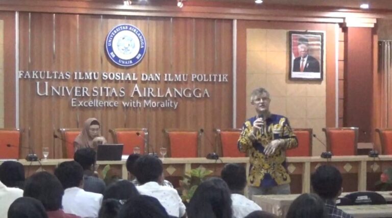 Isi Kuliah Tamu di Unair, Dubes Ukraina Berbagi soal Perdamaian