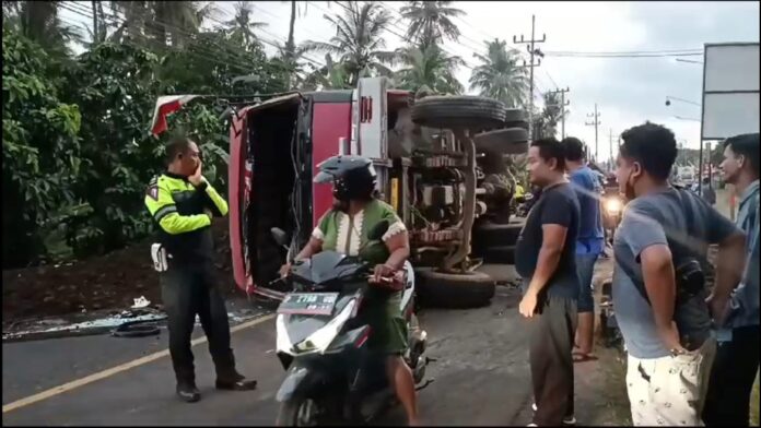 Truk pengangkut material terguling di jalur Ketapang, Banyuwangi, Kamis (31/8/2023).