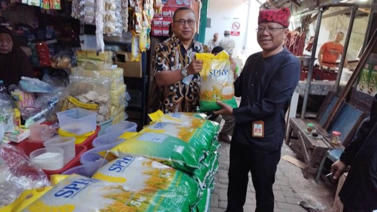 Bulog bersama Satgas Pangan menggelar sidak harga beras di Pasar Banyuwangi, Kamis (31/8/2023).