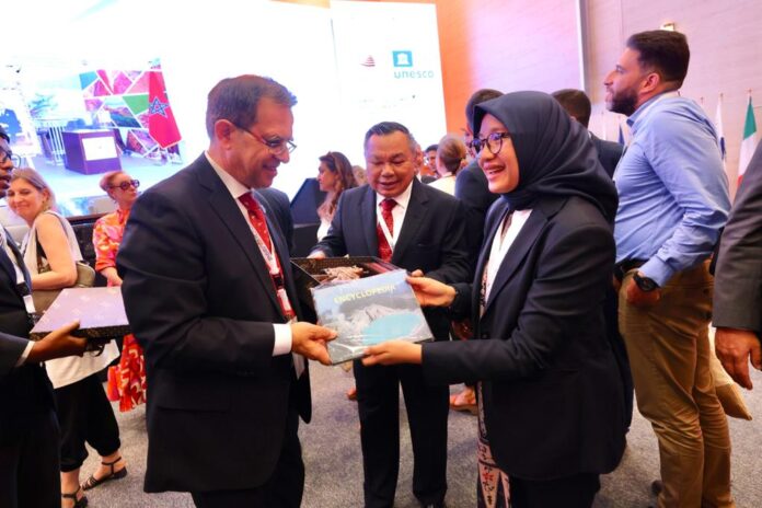 Bupati Banyuwangi Ipuk Fiestiandani menerima penetapan Geopark Ijen dunia di Maroko. (foto/ist)