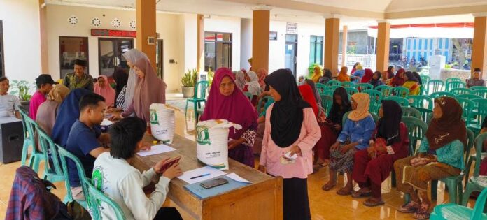 Warga Banyuwangi menerima bansos beras untuk menekan melambungnya harga.