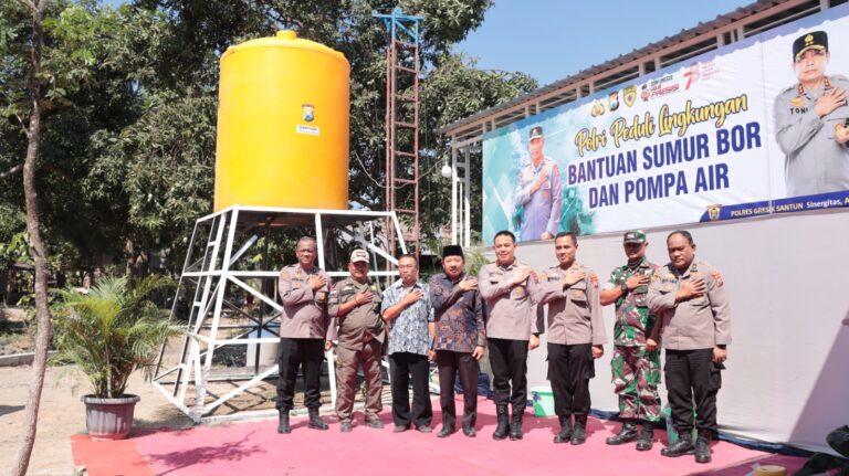 Kemarau, Polres Gresik Bantu Sumur Bor di Desa Randupadangan