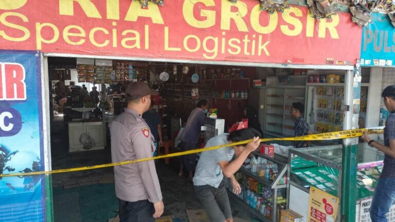 Sebuah ruko di Desa Kedungasri, Kecamatan Telgaldlimo, Banyuwangi terbakar, Senin (4/9/2023).