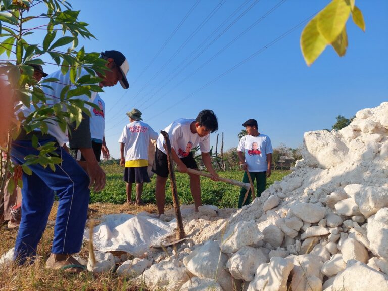 Tebar Kebaikan, Orang Muda Ganjar Bersama 2 Komunitas Bangun Jalan di Semanding Tuban