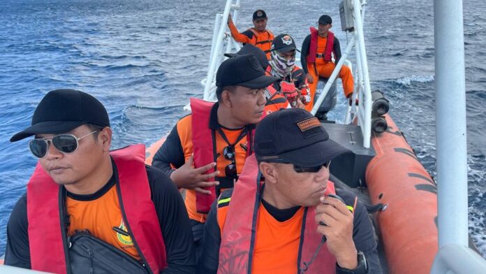Tim SAR gabungan melakukan penyisiran korban hilang, Kamis (7/9/2023) akibat karamnya kapal ikan di perairan Grajagan, Banyuwangi.