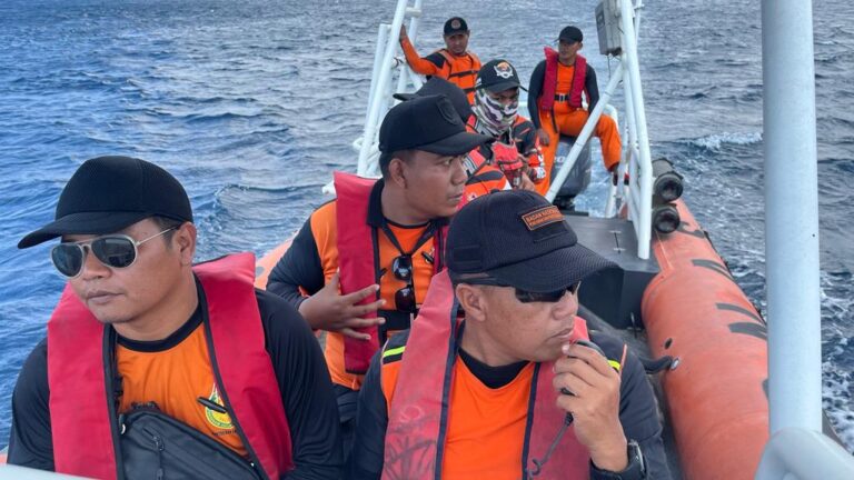 Tim SAR gabungan melakukan penyisiran korban hilang, Kamis (7/9/2023) akibat karamnya kapal ikan di perairan Grajagan, Banyuwangi.
