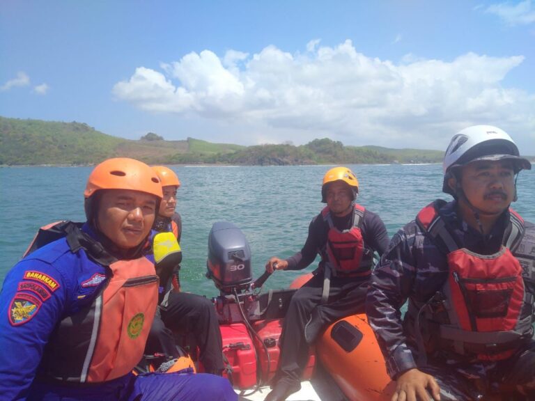 Pencarian tiga kru kapal yang karam di perairan Grajagan, Banyuwangi terus berlanjut, Jumat (8/9/2023).