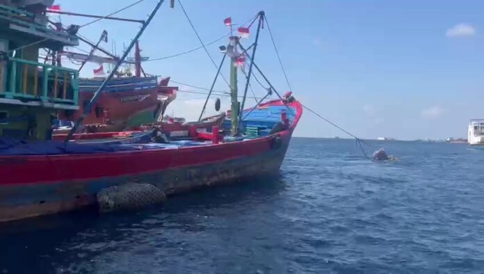 Kapal ikan lego jangkar di sekitar utara Pelabuhan Tanjungwangi, Banyuwangi. (foto/ist)