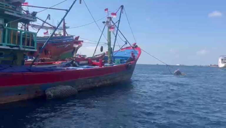 Kapal ikan lego jangkar di sekitar utara Pelabuhan Tanjungwangi, Banyuwangi. (foto/ist)
