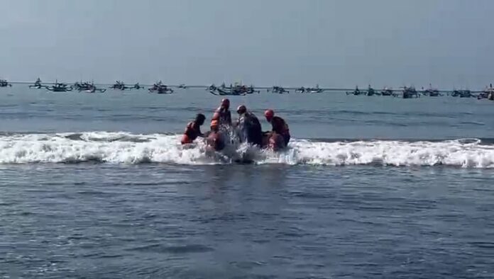 Tim SAR melakukan pencairan tiga kru kapal ikan yang hilang di Perairan Plawangan, Grajagan, Banyuwangi, Jumat (8/9/2023). (foto/ist)
