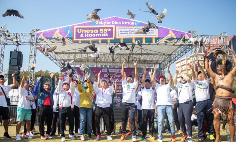 Jalan Sehat Sepatu Beda Warna Terbanyak, Unesa Pecahkan Rekor MURI