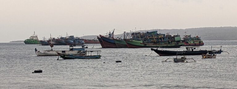 Kapal ikan sandar di perairan Tanjungwangi, Banyuwangi. (foto/ist)