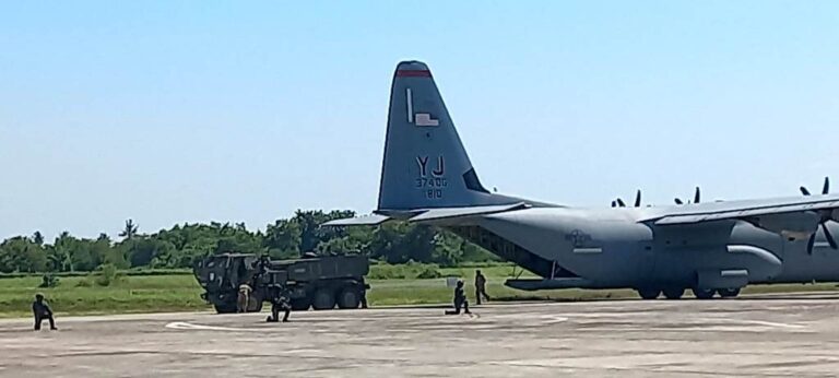 Pesawat Hercules milik US Army terlibat dalam latihan gabungan di Bandara Banyuwangi, Sabtu (9/9/2023). (foto/udi)