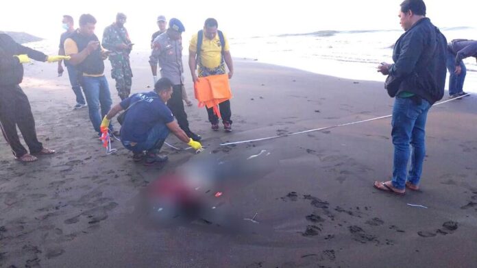 Tim SAR mengevakuasi jenazah ABK kapal ikan yang ditemukan tewas, Sabtu (9/9/2023). (foto/ist)